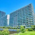 シティテラス品川イースト 運河沿いの潤いある景観と青空に映える外観
