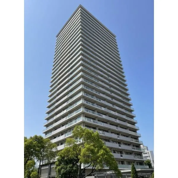 ザ・リバープレイスウエストタワー リバーサイドに佇む28階建高層レジデンスです