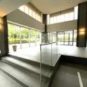 ザ・リバープレイスウエストタワー ロビーには2層吹き抜け設計を採用し、広い空間を演出