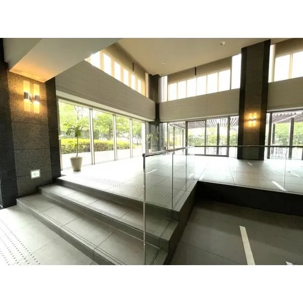 ザ・リバープレイスウエストタワー ロビーには2層吹き抜け設計を採用し、広い空間を演出