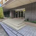 BELISTA横濱上永谷 植栽豊かなエントランス。大切なペットと暮らせるマンションです(犬・猫合わせて2匹まで、飼育細則有)。