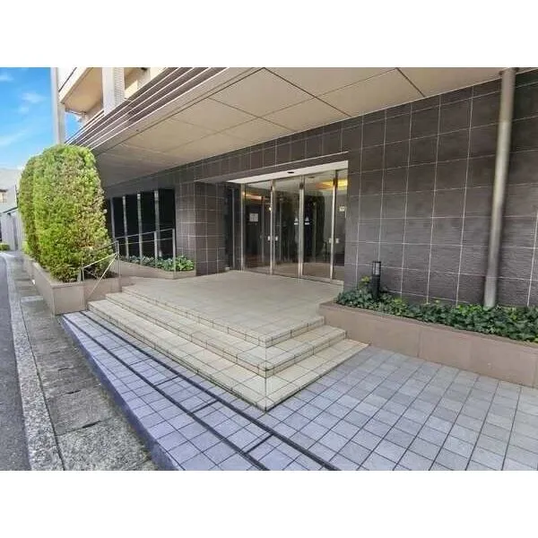 BELISTA横濱上永谷 植栽豊かなエントランス。大切なペットと暮らせるマンションです(犬・猫合わせて2匹まで、飼育細則有)。