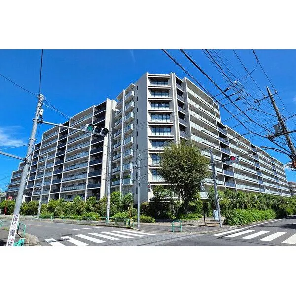 ブリリアシティ三鷹 【外観】周辺には生活利便施設や緑豊かな公園が複数あり、子育て環境良好な立地