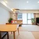 ブリリアシティ三鷹 【リビング】天井高２．５ｍ。南向きで陽当たりもよく、開放感のある空間を演出