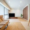ブリリアシティ三鷹 【リビング】ダウンライトの温かみのあるお部屋。フローリングは傷がつかないようシートでカバー