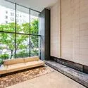 ピアース大井仙台坂 陽光と植栽の緑が覗く開放的なロビー。ソファがあり、タクシーの迎車待ちや来客対応にご利用いただけます。