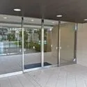エクシオ藤沢石名坂公園 長いアプローチを通り、広々としたエントランス