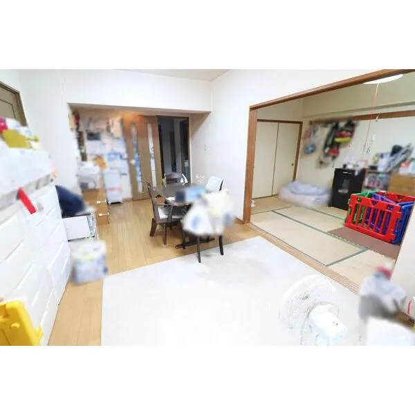 セザール第二上井草 隣室の和室とはつなげて広々と使えます。リビングダイニングとの一体感が家族団らんの場になります。