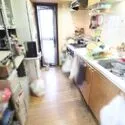 セザール第二上井草 キッチンからバルコニーへ出入り可能。換気に便利で、お部屋に匂いがこもりません。