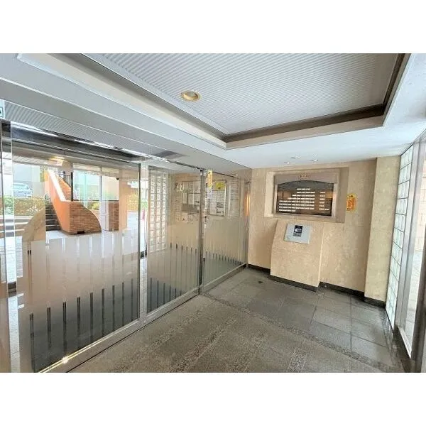 ライオンズマンション広尾南 お掃除が行き届いていて、明るく清潔感があるエントランス