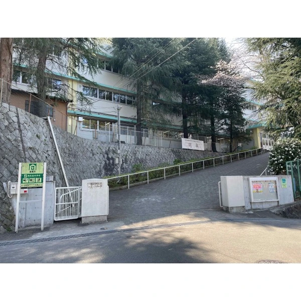 プレシス新百合ヶ丘 川崎市立西生田中学校（中学校）まで約2000m（徒歩25分）