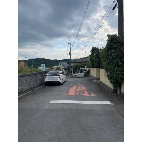 飯能市美杉台2丁目 現地前面道路(北東側)