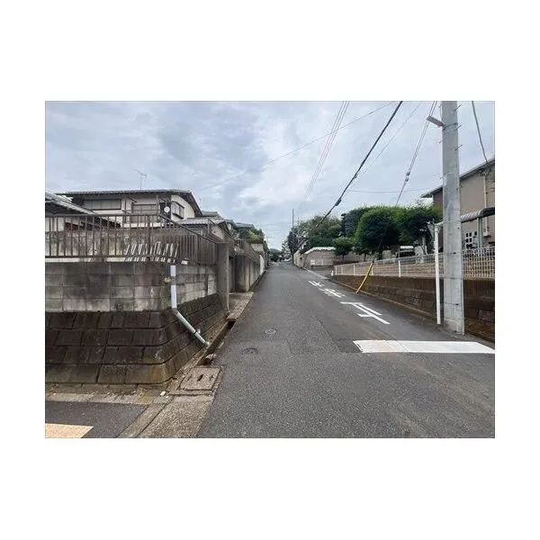 我孫子市湖北台１０丁目 前面道路（南東側）
