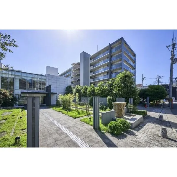 レスタージュ京都 総戸数１９５戸の大規模マンションです。