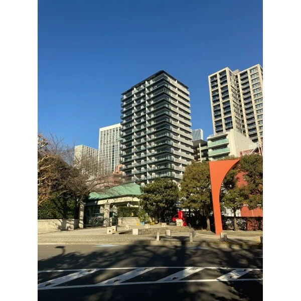 ウェリスタワー愛宕虎ノ門 中央のマンションが当該マンションです。