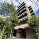 プラネスーペリア石神井公園 2019年11月築、地上7階建RC造マンション。落ち着きのある佇まいと植栽の緑が映える外観です。