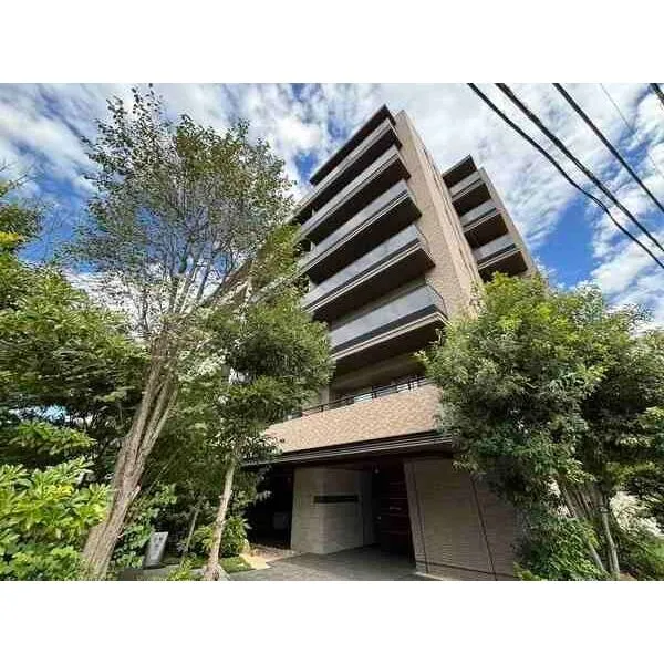 プラネスーペリア石神井公園 2019年11月築、地上7階建RC造マンション。落ち着きのある佇まいと植栽の緑が映える外観です。
