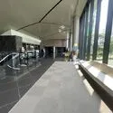 ドゥ・トゥ―ル　イースト ２階　ガラス張りの開放感のあるグランドロビーとなっております。