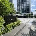 ドゥ・トゥ―ル　イースト 勝どき駅に向かうエントランスは目の前が運河が流れており、気分転換の散歩コースに最適です。