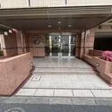 レーベンハイム綾瀬パークヴェール マンション入口（２０２６年６月撮影）