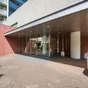 東京フロントコート メインエントランス　内部のラウンジやロビーは外から見えない設計です