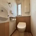大津市青山８丁目 手洗いカウンター付きのトイレです