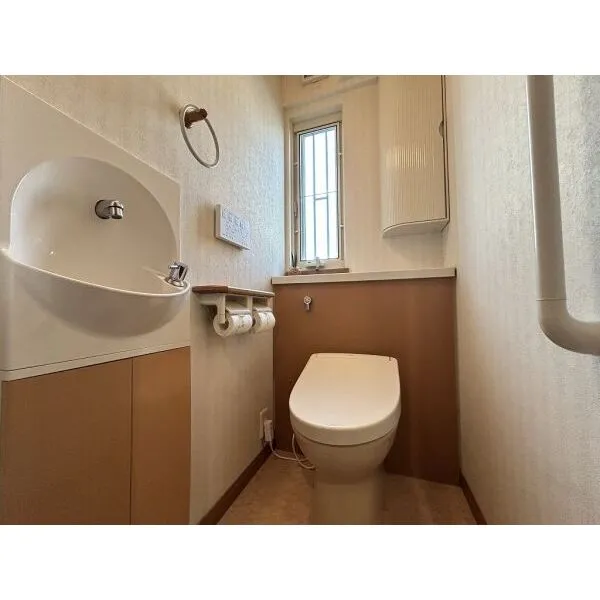 大津市青山8丁目 手洗いカウンター付きのトイレです
