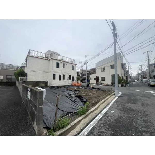 横浜市鶴見区下野谷町３丁目 現地：全2区画（写真正面）(撮影年月：2026年07月)