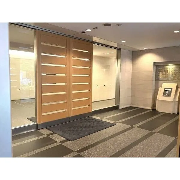 ライオンズマンション大阪スカイタワー オートロック付きで防犯面に配慮されています。共用部に宅配ボックス有り、ゴミ出しは24時間可能です。