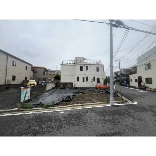 横浜市鶴見区下野谷町３丁目 現地：全2区画（写真奥）(撮影年月：2026年07月)