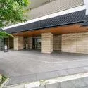 ルフォン板橋区役所前 重厚な風合いの天然石で構成され、落ち着いた風格を持つエントランスは訪れる人を誇らしく迎えます