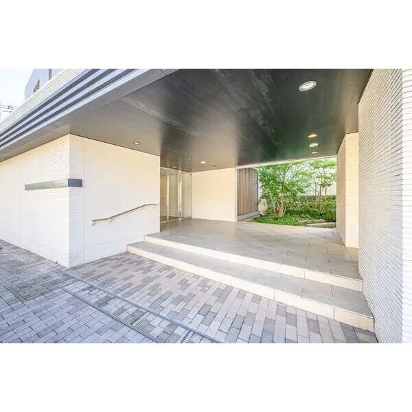 ザ・パークハウス杉並和田 長谷工コーポレーション施工の地上7階建。閑静な住宅街に位置し、ゆったりとした暮らしが叶います。