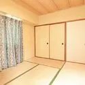 ニックハイム浅草 二面採光で明るい和室。押入れ付きで収納力良好、通風にも優れ快適に過ごせる空間です。