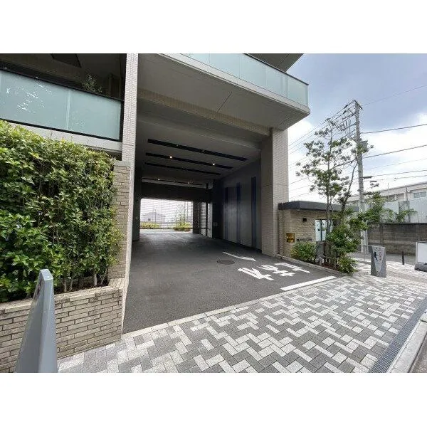 ASUKAYAMA RESIDENCE 駐車場入口