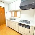 グリーンパークミノワ リビングを見渡せる対面式キッチン。3口コンロ付きで料理も快適に楽しめます。