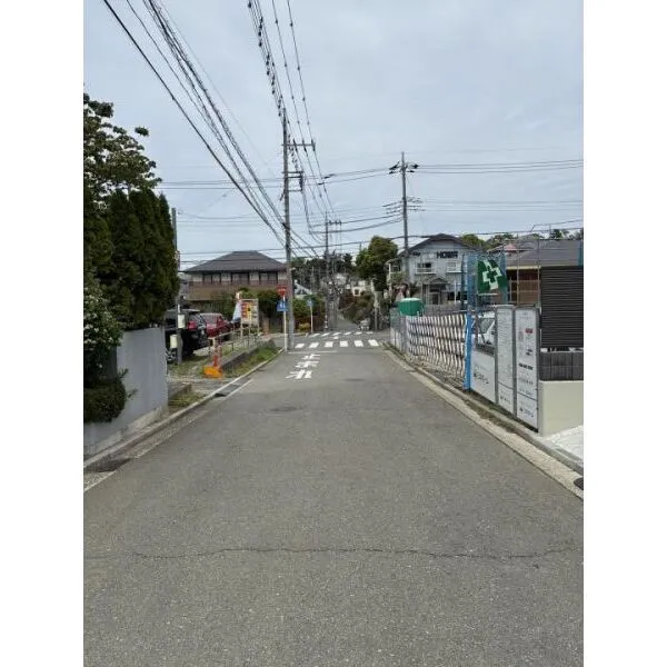 横浜市都筑区川和台 南東側道路になります。