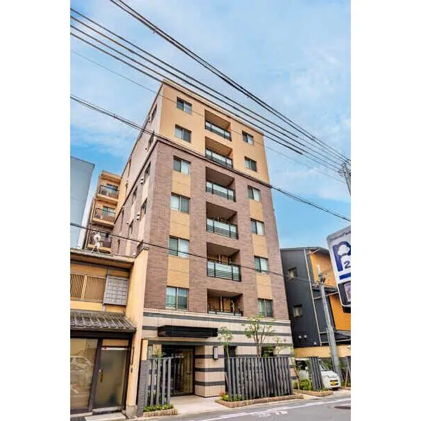 パラドール烏丸御所南グランデ 地下鉄烏丸線「丸太町」駅徒歩2分、地下鉄烏丸線・東西線「烏丸御池」駅徒歩6分。利便性の高い立地です。
