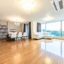 フォルム内藤町 20帖超のゆとりあるリビングダイニングは、ご家族皆さまでゆったりとお寛ぎいただける開放的な空間です。