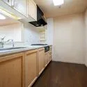 エクステ新横浜 【約：帖】システムキッチンは、リビングを見渡せるカウンター式。