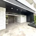 レクセルガーデン北綾瀬 両サイドにシンボルツリーを配した重厚感のあるエントランス