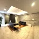 レクセルガーデン北綾瀬 タイル貼りで落ち着いた雰囲気のロビー