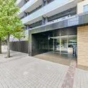 ザ・グランアルト錦糸町 黒御影石の風格あるエントランス。ゲートのようなキャノピーが洗練の風景を創造します。