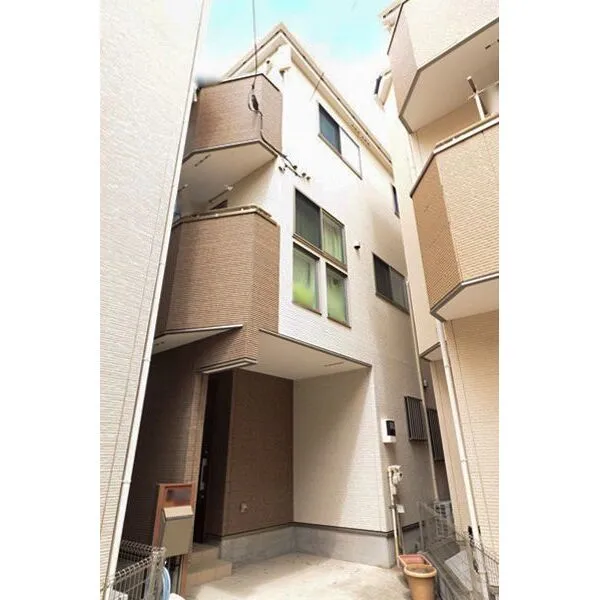 荒川区町屋７丁目 2014年9月築　木造3階建　3LDK+1S（納戸）+カースペース　