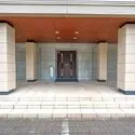 ライオンズグラマシーハウス 不審者や勧誘員などが建物内に立ち入るのを防いでくれるオートロック付き
