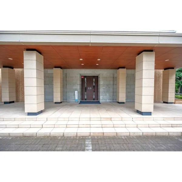 ライオンズグラマシーハウス 不審者や勧誘員などが建物内に立ち入るのを防いでくれるオートロック付き