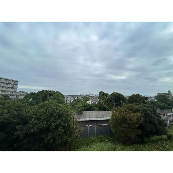 ロイヤルヒルズ上大岡２号棟 南東側バルコニーからの眺望