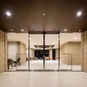 ＡＱＵＡ　ＳＵＩＴＥ エントランス廻りは夜でも明るくエレガントな空間