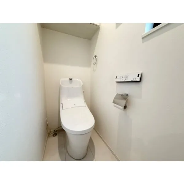 大田区上池台３丁目 清潔感のある温水洗浄便座の高機能トイレです。