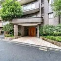 ルイシャトレ調布 植栽の緑が鮮やかなエントランス