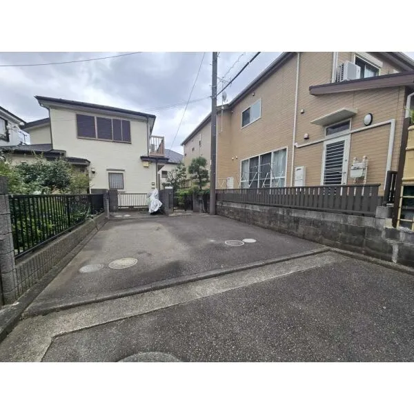 横浜市都筑区南山田町 駐車場:右側半分が対象地